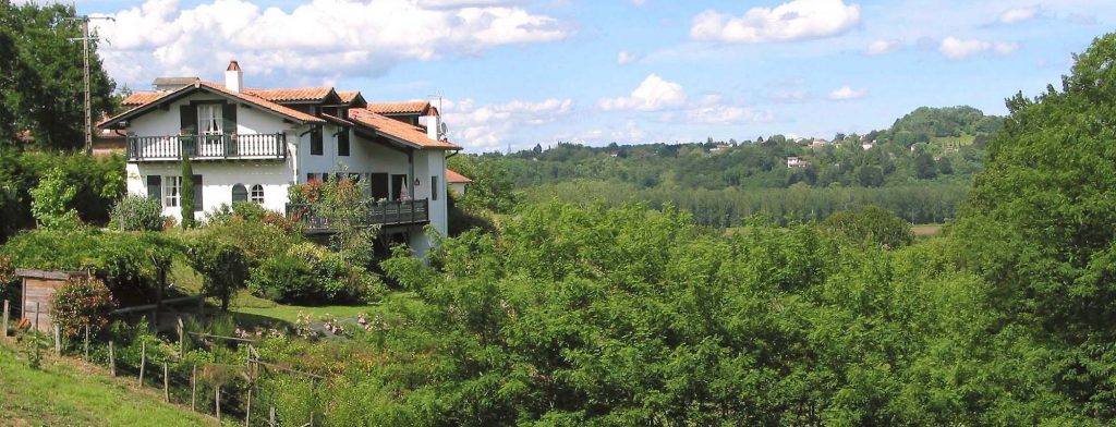 Vue des abords de la maison Izar ona